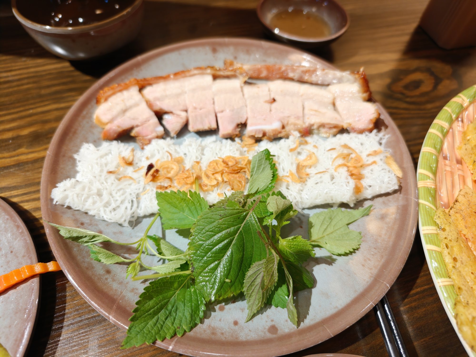 烤五花肉、米线与香草拼盘
