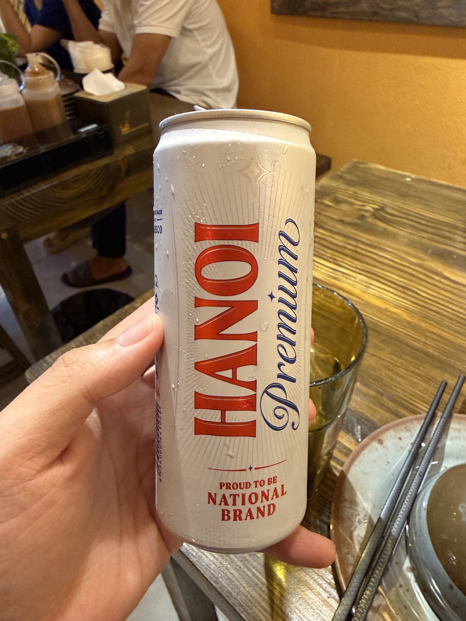 一罐 Hanoi Premium 啤酒