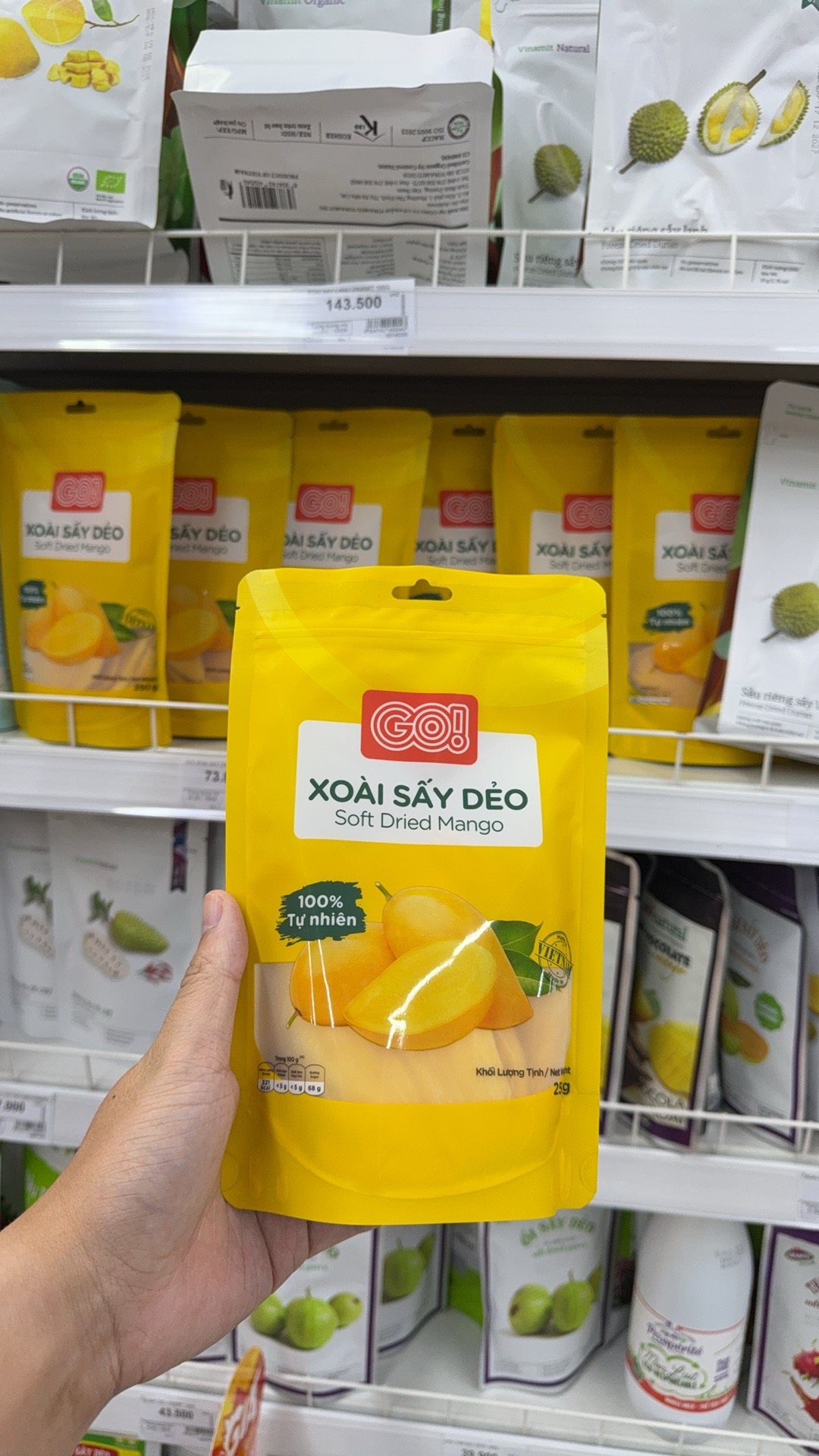 超市货架上的越南芒果干
